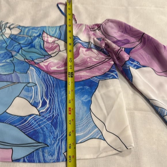 (A5) GUESS BY MARCIANO FLORAL FLOWY BLOUSE
WITH OPEN SHOULDERS
SIZE M, satin - Picture 8 of 16